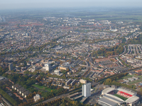 849876 Luchtfoto van het oostelijke deel van Utrecht, uit het zuidoosten, met op de voorgrond de Waterlinieweg en ...